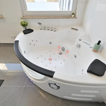 Yello Homes - Souterrain - Whirlpool - Luxurystyle Apartment Nürnberg
